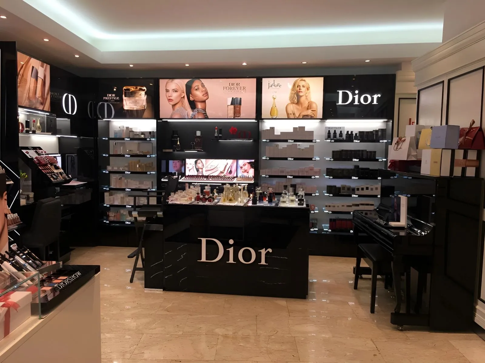 Luxury perfumes in the Naïma boutique